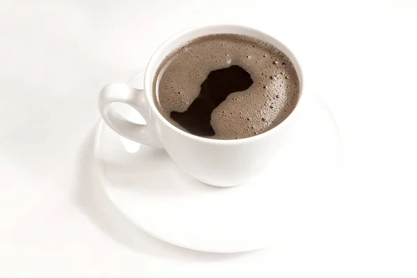 Xícara de café e grãos em um fundo branco. — Fotografia de Stock