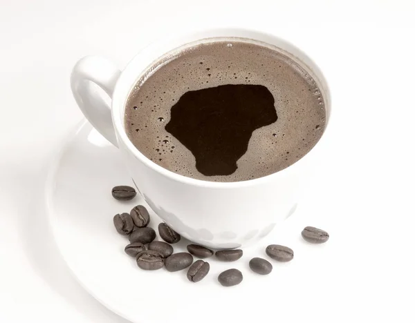Xícara de café e grãos em um fundo branco. — Fotografia de Stock