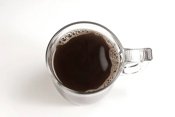 Чашка кофе и бобы на белом фоне. — стоковое фото