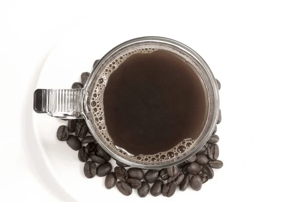 Tasse de café et haricots sur un fond blanc. — Photo