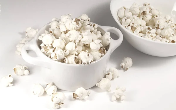 Popcorn isoliert auf Hintergrund — Stockfoto