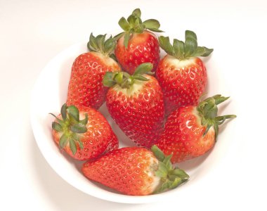 Beyaz arka planda çilekler