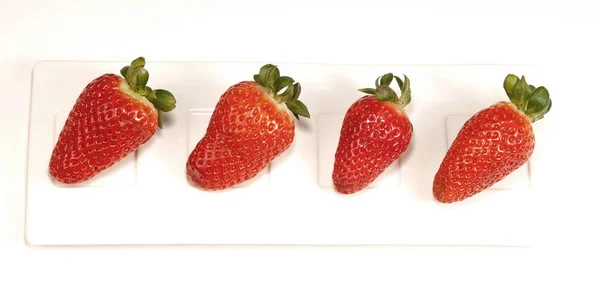 Erdbeeren auf weißem Hintergrund — Stockfoto