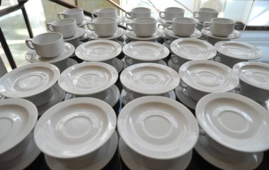  kahve fincanı ve kaşık mevcut ayarla