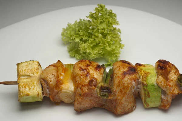 Gegrillte Hühnerbrüste auf einem Teller mit frischem Gemüse — Stockfoto