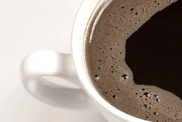 Kaffeetasse und Bohnen auf weißem Hintergrund. — Stockfoto