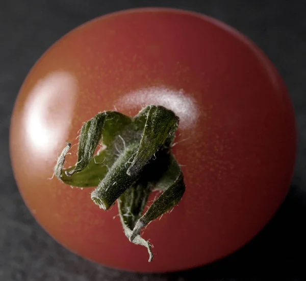 Свежие помидоры черри на продажу — стоковое фото