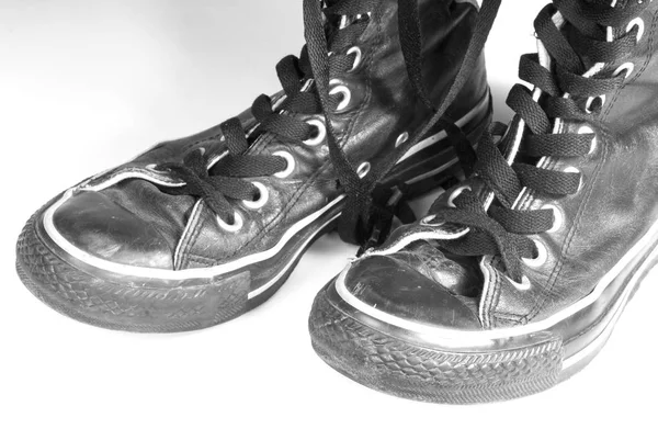 Un paio di sneakers in tela nera su sfondo bianco — Foto Stock