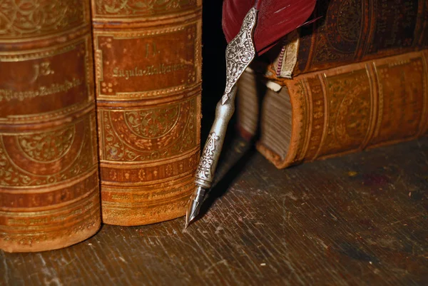 Квілл ручка на книгах — стокове фото