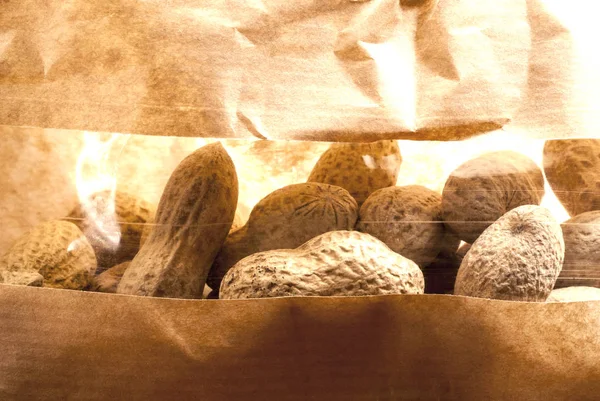 Getrocknete Erdnüsse in Großaufnahme — Stockfoto