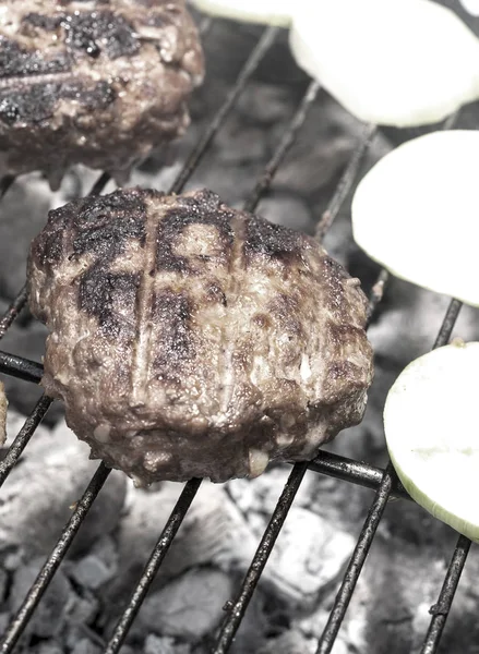Grigliate di carne marinata su una griglia a carbone — Foto Stock