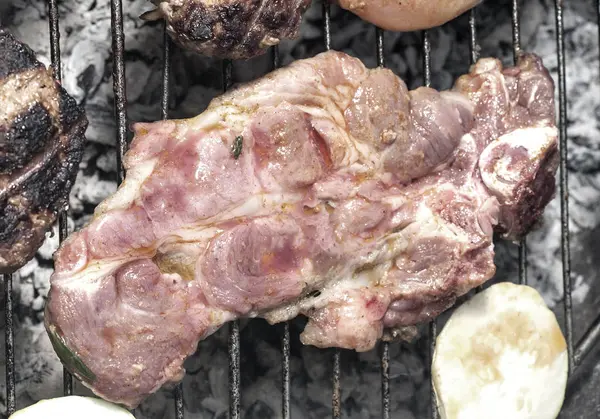숯불 그릴에 절인된 고기를 굽고 — 스톡 사진