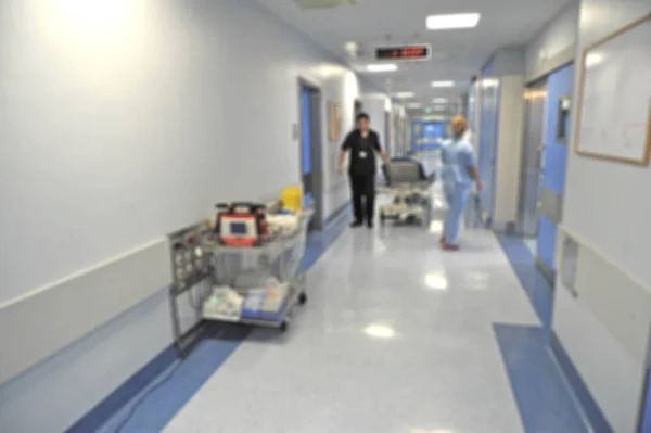 Ärzte und Krankenschwestern gehen im Krankenhausflur, verschwommene Bewegungen. — Stockfoto