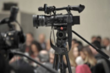 Arka arka plan bulanık fotoğraf makinesinin video konferans kayıt