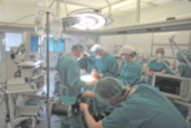 Takım cerrah ameliyathane bulanık içinde işte