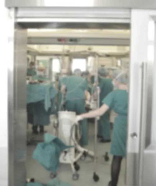 Chirurgien d'équipe au travail en salle d'opération floue — Photo