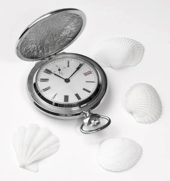 Концепція часу. Стильний кишеньковий годинник — стокове фото