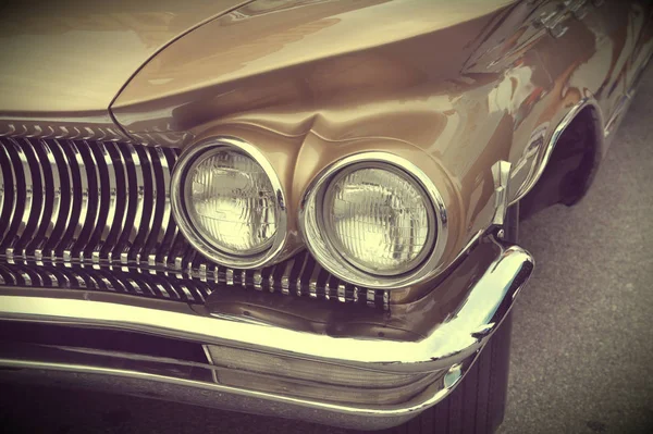 ヘッドライト ランプの古典的な車 - ヴィンテージ効果スタイル写真 — ストック写真