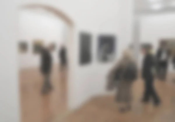 Konst utställning galleri generiska bakgrund med en avsiktlig oskärpeeffekt som tillämpas. Människor och platser inte igenkännliga. — Stockfoto