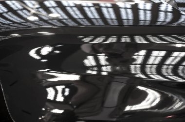 Arabanın kaputuna binanın yansıma ışıklar