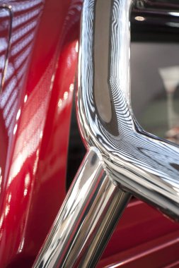 Arabanın kaputuna binanın yansıma ışıklar