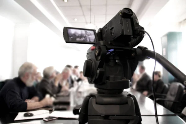 Fondo borroso abstracto de la grabación de la cámara de vídeo en la conferencia — Foto de Stock
