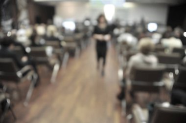 Konferans salonunun ya da seminer salonunun katılımcı arka planlı bulanık fotoğrafı