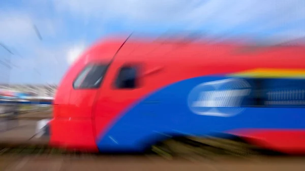 Bela foto de alta velocidade trem comutador moderno, borrão de movimento — Fotografia de Stock