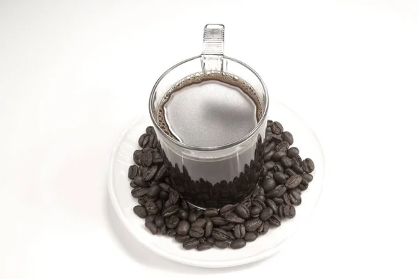 Tazza di caffè e fagioli su sfondo bianco. — Foto Stock