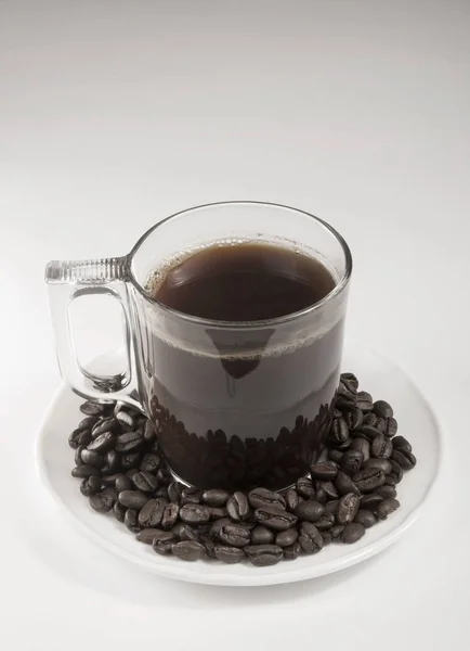 Taza de café y frijoles sobre un fondo blanco. —  Fotos de Stock