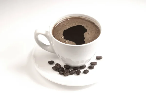 Kaffeetasse und Bohnen auf weißem Hintergrund. — Stockfoto