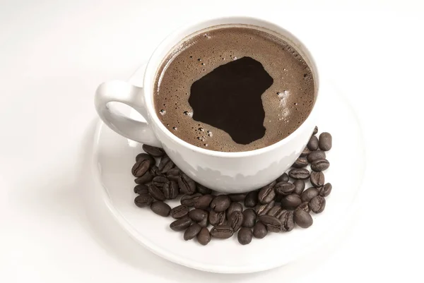 Tasse de café et haricots sur un fond blanc. — Photo