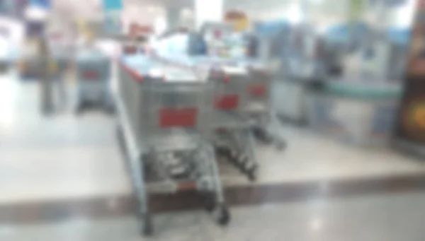 ぼやけているスーパー マーケットでショッピング — ストック写真