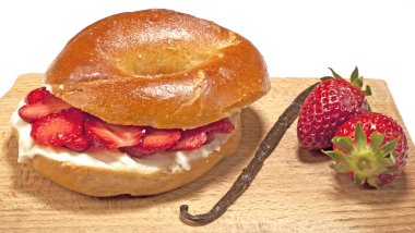 Krem peynir, çilek ile hizmet taze simit ile Kahvaltı