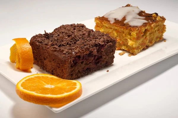 Стек Брауні, крупним планом шоколадний торт в тарілці Ліцензійні Стокові Фото