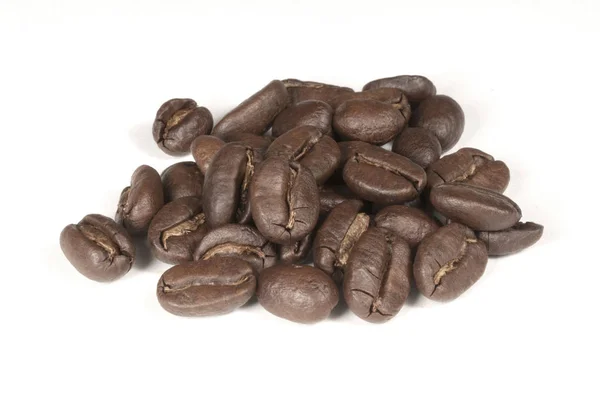 Primer plano de granos de café con enfoque en uno —  Fotos de Stock