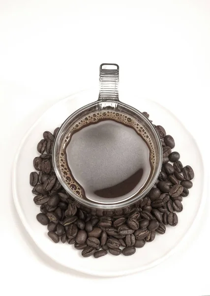 白い背景にコーヒーカップと豆. — ストック写真