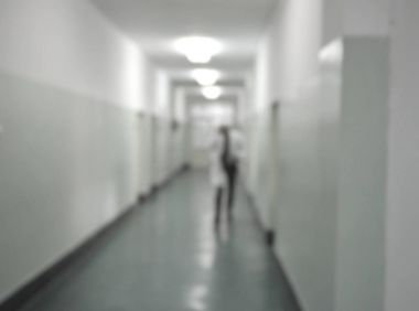 Doktorlar ve hemşireler hastane koridorda, bulanık hareket yürüme.