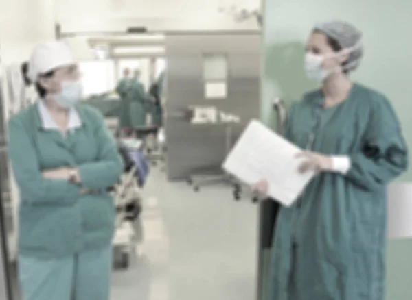 Doktorlar ve hemşireler hastane koridorda, bulanık hareket yürüme. — Stok fotoğraf