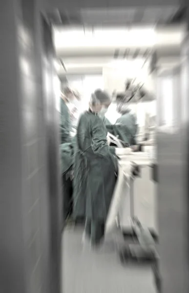 Médicos e enfermeiros caminhando no corredor do hospital, movimento turvo . — Fotografia de Stock