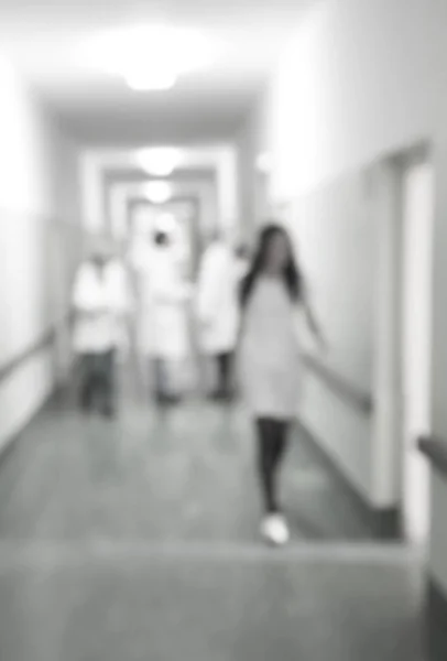Médicos y enfermeras caminando en el pasillo del hospital, movimiento borroso . — Foto de Stock