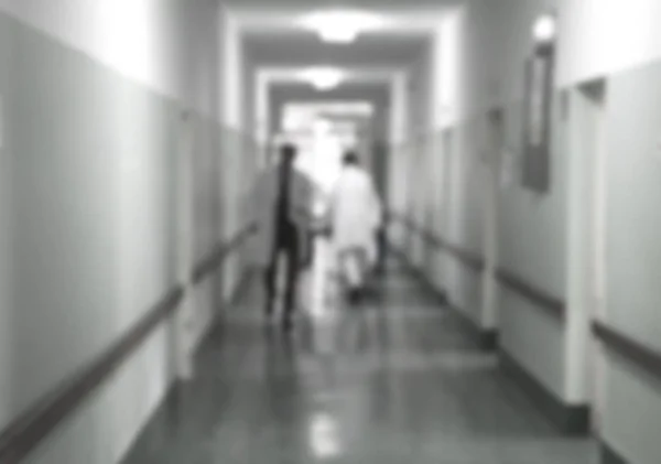 Ärzte und Krankenschwestern gehen im Krankenhausflur, verschwommene Bewegungen. — Stockfoto