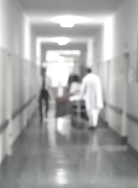 Médicos e enfermeiros caminhando no corredor do hospital, movimento turvo . — Fotografia de Stock