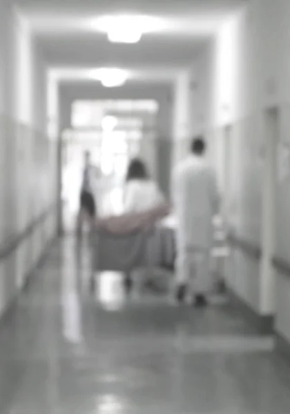 Medici e infermieri che camminano nel corridoio dell'ospedale, movimento offuscato . — Foto Stock