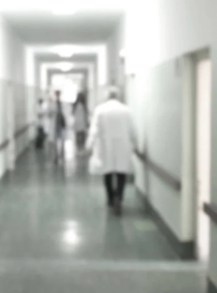 Médecins et infirmières marchant dans le couloir de l'hôpital, mouvement flou . — Photo