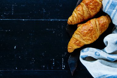 Taze pişmiş kruvasan.