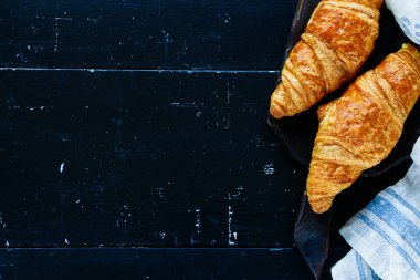 Taze pişmiş kruvasan.