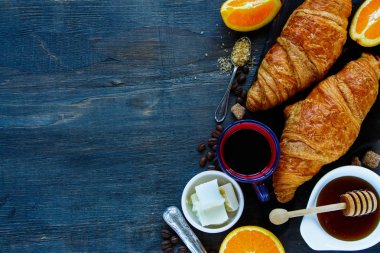 Taze pişmiş kruvasan.