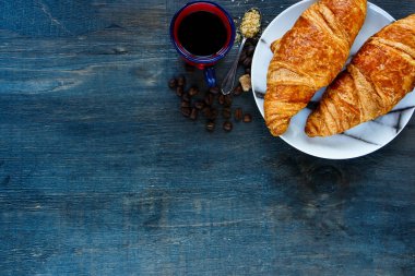 Taze pişmiş kruvasan.