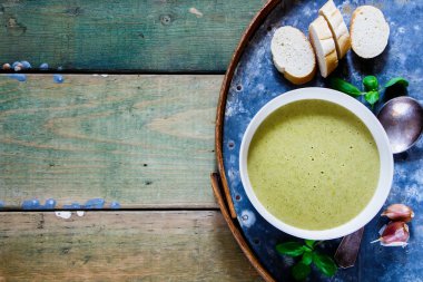 Ev yapımı yeşil çorba